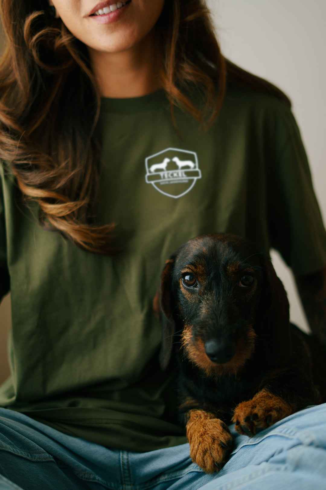 Bio Damen Shirt ASTRID – Deutsch Drahthaar Edition mit Wappen-Frontdruck, femininer Schnitt, nachhaltige Jagdmode aus 100% Bio-Baumwolle
