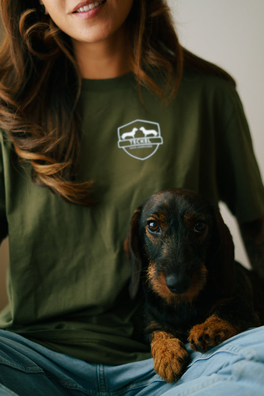 Bio Damen Shirt ASTRID – Deutsch Drahthaar Edition mit Wappen-Frontdruck, femininer Schnitt, nachhaltige Jagdmode aus 100% Bio-Baumwolle
