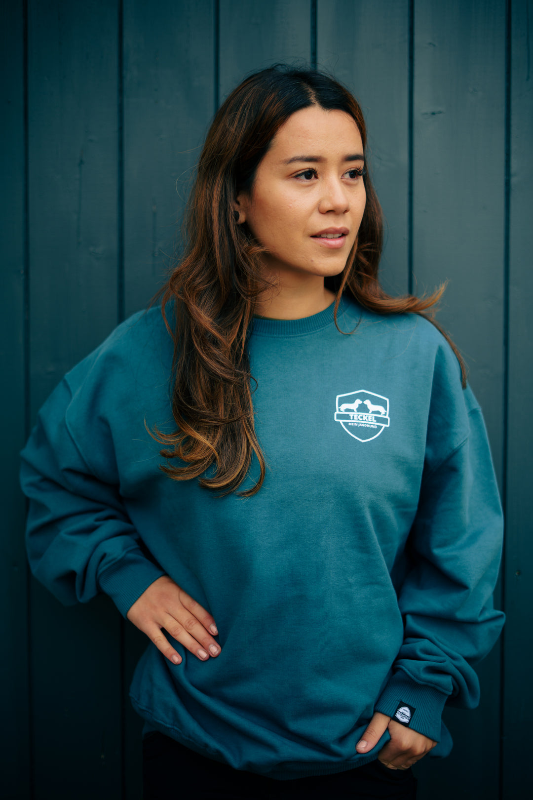 Damen Bio-Hoodie AURI mit Rauhaarteckel-Wappen – Jagdmode für Hundeführerinnen-Dackel-Rauhaardackel