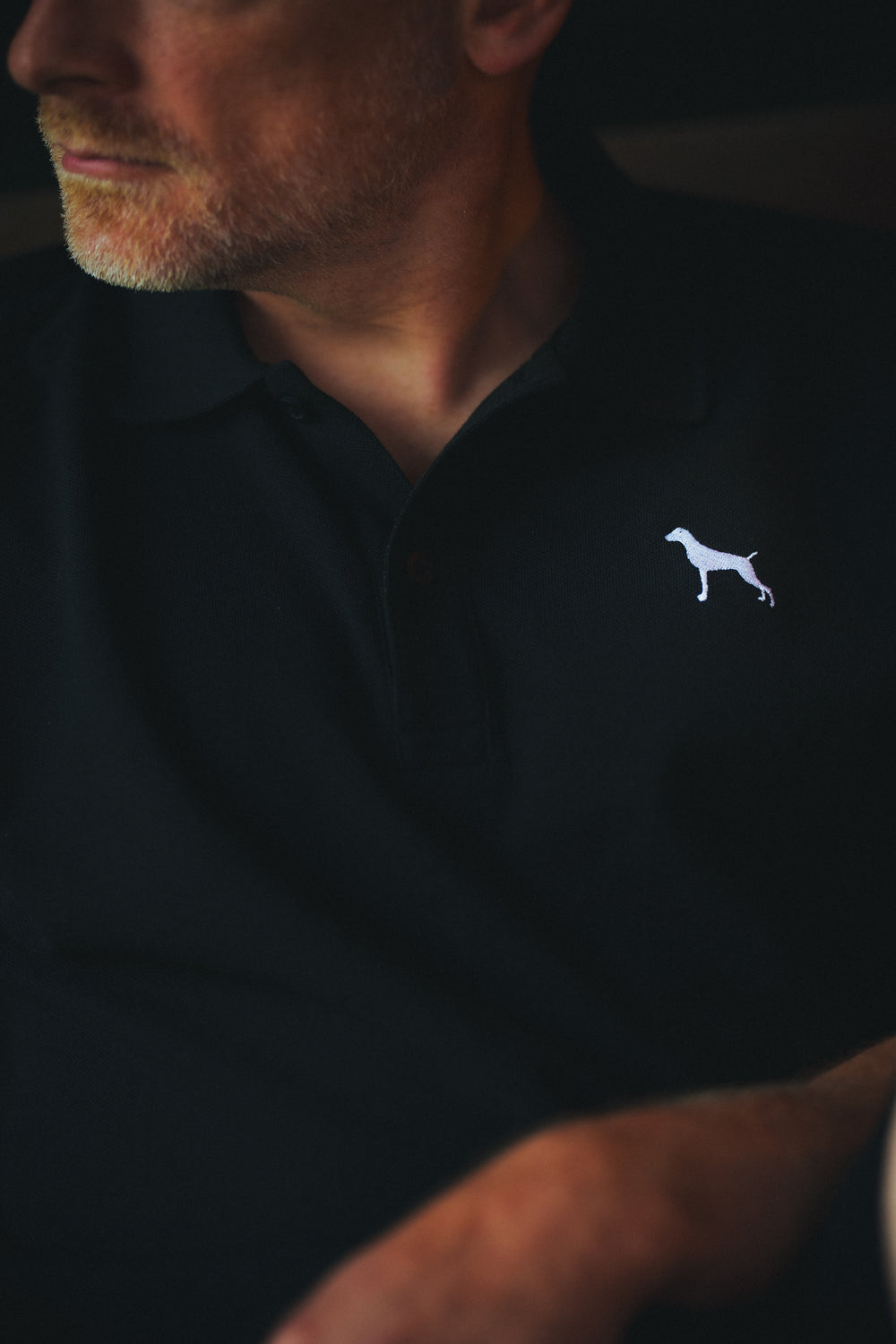 Bio-Premium Poloshirt „ASMUND“ – Magyar Vizsla Stick Edition