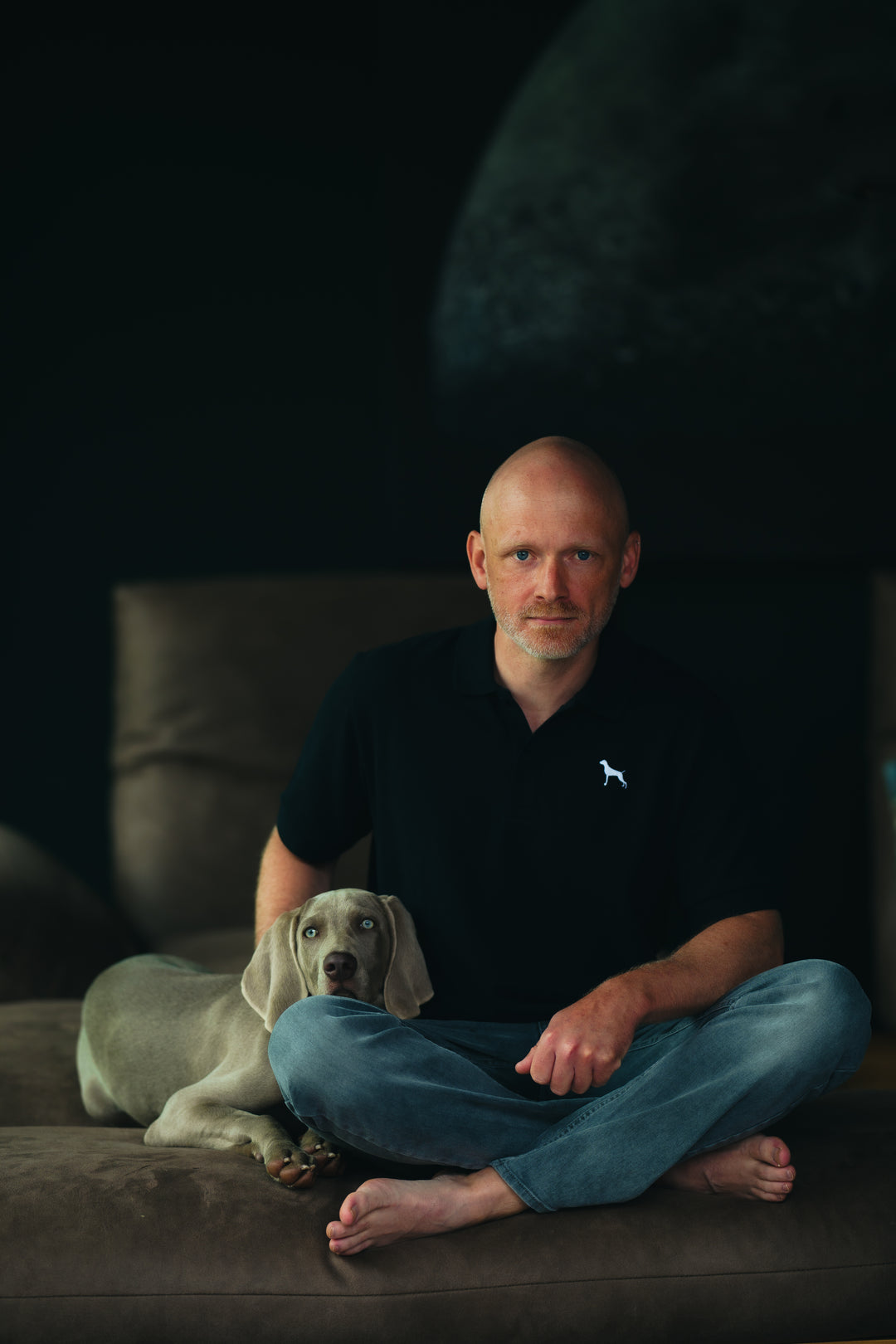 Weimaraner, ASMUND, Bio Poloshirt, Jagdhund, Poloshirt Stick, Mein Jagdhund Club, Made in Germany, FairWear, Geschenkidee, Hundeliebe, Outdoorwear, Hundeführer, Jagdmode, Silhouettenstick, Jagdoutfit

