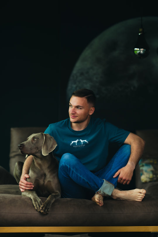 Weimaraner, AKSEL, Bio Shirt Herren, Premium T-Shirt, Jagdhund, Jagdmode, FairWear, Made in Germany, Mein Jagdhund Club, Hundeliebe, Outdoorwear, Statementshirt, Geschenkidee, Hundeführer, Jagdoutfit
