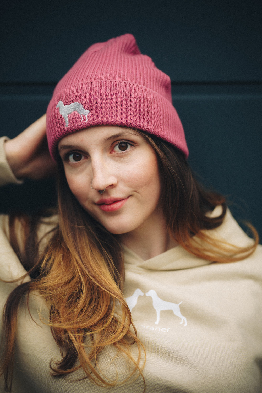 Strickmütze AUDEN – Deutsch Drahthaar Edition mit silberner Stickerei, Bio-Baumwolle, warm und eng anliegend für Jagd & Alltag
