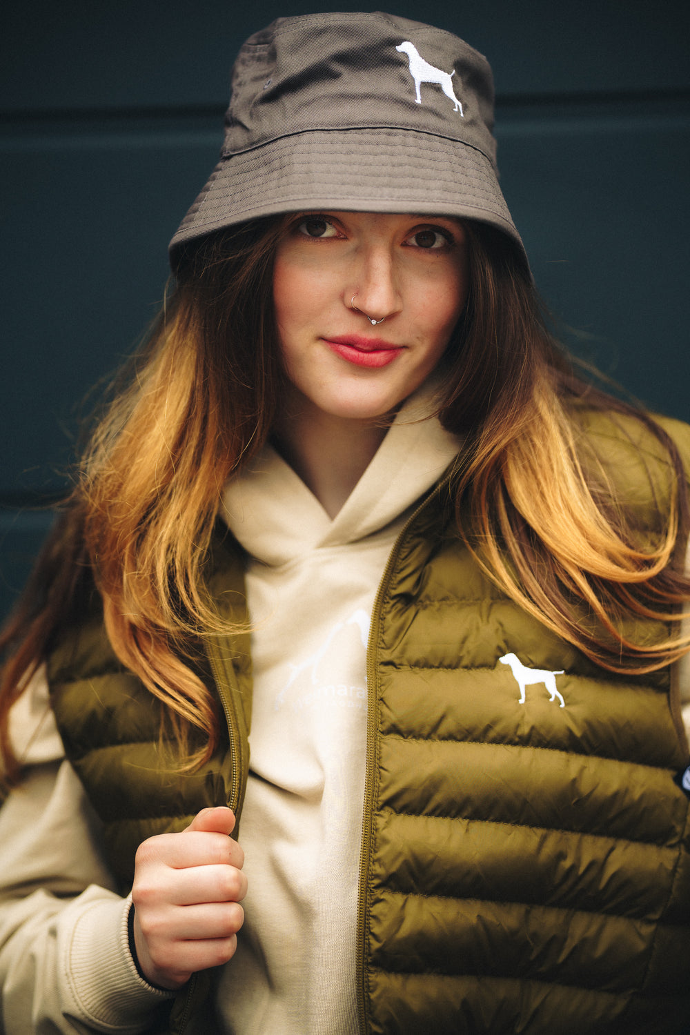 Weimaraner, ASGER, Bucket Hat, Bio Sonnenhut, Premium Kopfbedeckung, Jagdhund, Jagdmode, FairWear, Made in Germany, Hundeliebe, Outdoorwear, Geschenkidee, Mein Jagdhund Club, Hundeführer, Sommeroutfit
