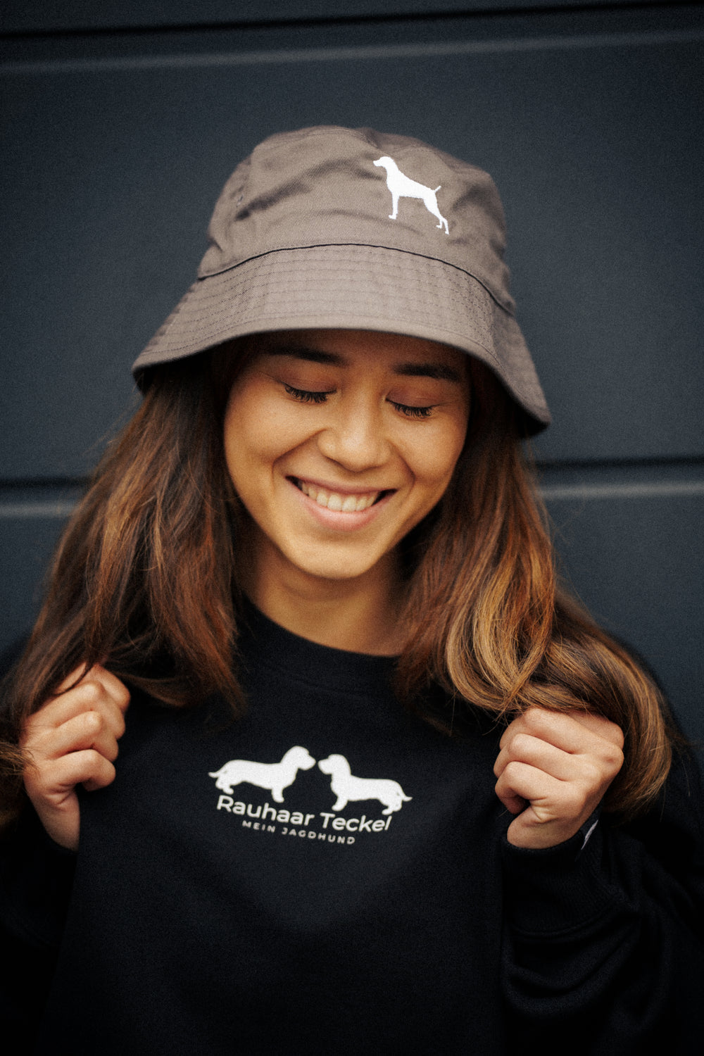 Weimaraner, ASGER, Bucket Hat, Bio Sonnenhut, Premium Kopfbedeckung, Jagdhund, Jagdmode, FairWear, Made in Germany, Hundeliebe, Outdoorwear, Geschenkidee, Mein Jagdhund Club, Hundeführer, Sommeroutfit
