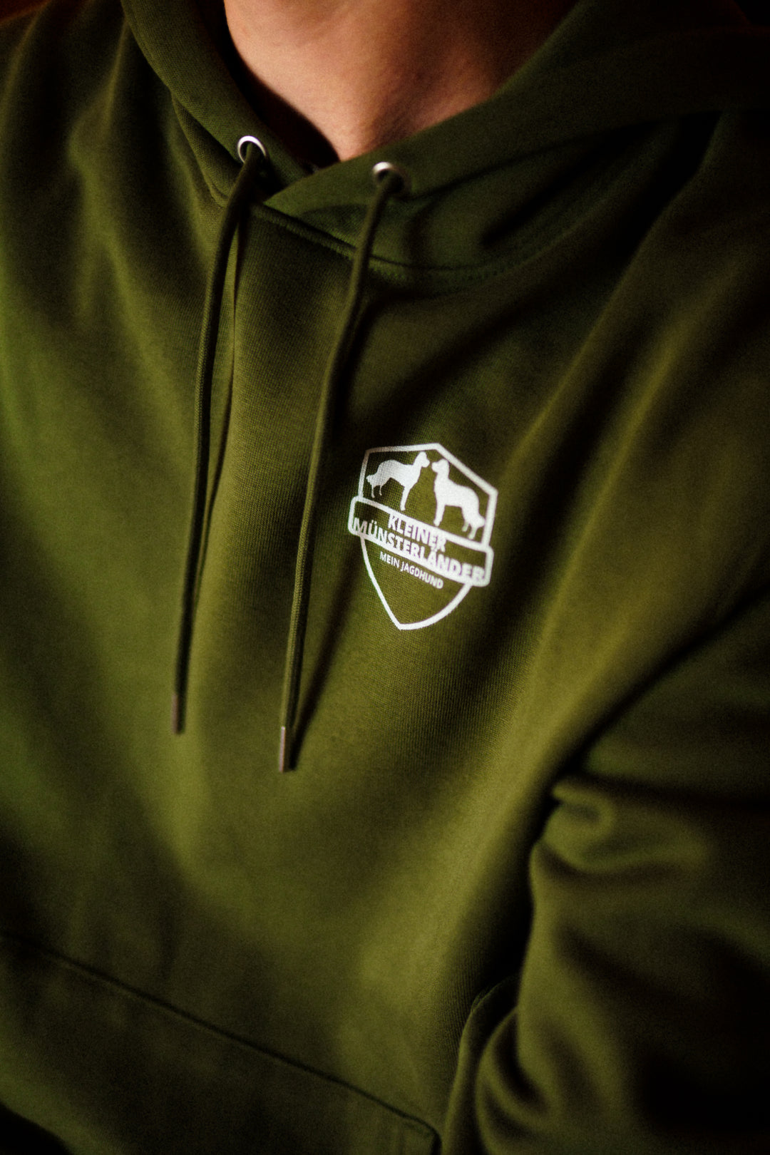Bio Hoodie ALVAR – Deutsch Drahthaar Edition mit Wappen-Frontdruck, schwerer Stoff aus 100% Bio-Baumwolle, fair produziert für Hundeführer
