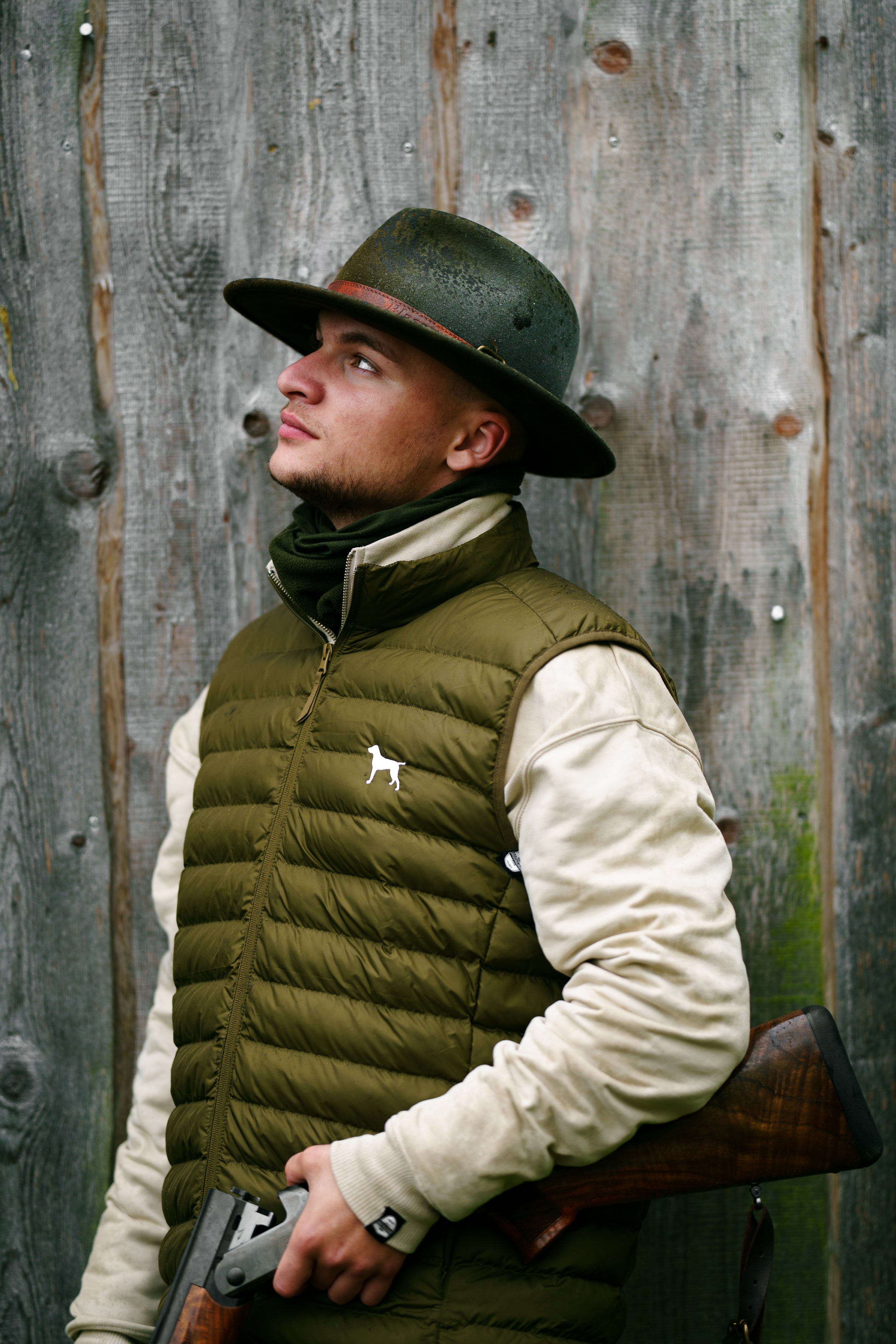 Steppweste ARI – Deutsch Drahthaar Edition mit gestickter Silhouette, leicht & funktional für Jagd & Alltag
