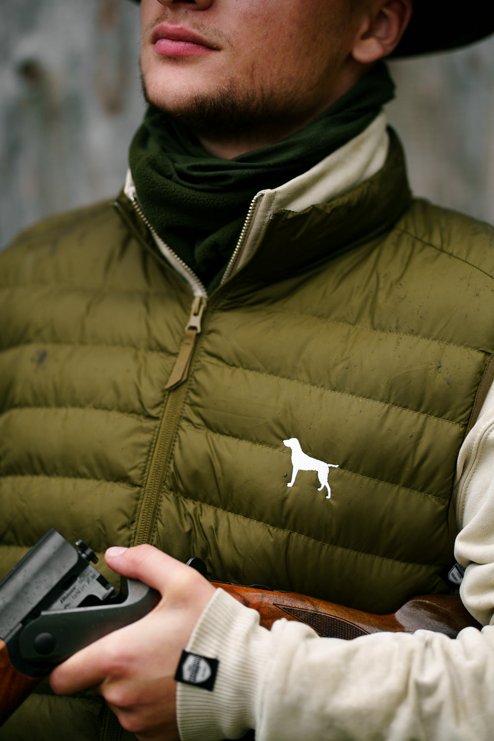 Weimaraner, ARI, Bio Steppweste, Premium Weste, Jagdweste, Jagdhund, Jagdmode, FairWear, Made in Germany, Mein Jagdhund Club, Hundeliebe, Outdoorwear, Geschenkidee, Hundeführer, Jagdoutfit, Silhouettenstick
