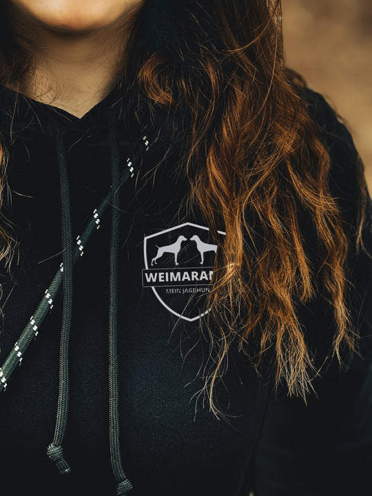 AURI Damen Hoodie – Weimaraner Edition aus Bio-Baumwollmix mit Wappen-Print, feminin & jagdlich

